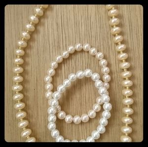 Pearls necklace and bracelets